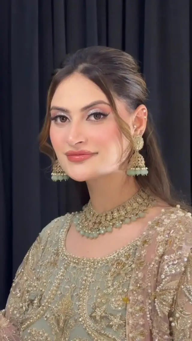 Bridal jewellery set for brides online shopping in Pakistan – luxury artificial bridal jewellery set with Kundan necklace, earrings, tikka and handcrafted wedding jewellery design worldwide delivery